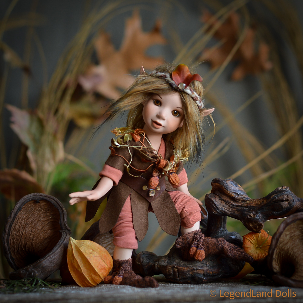 Elf figura: Amira - az ősz kicsi elfje | LegendLand Dolls