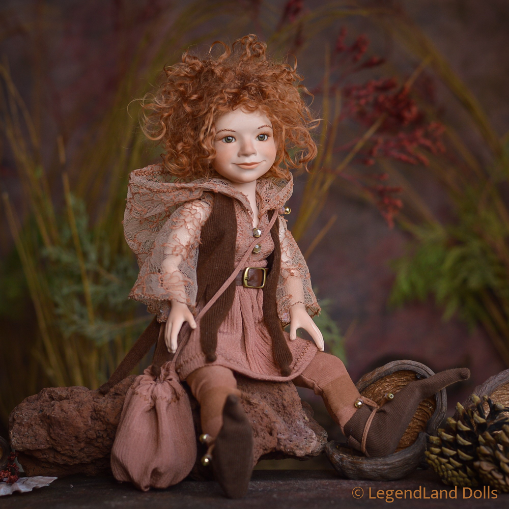 Elf figura: Berit - mogyorószedő elf kisasszony | LegendLand Dolls